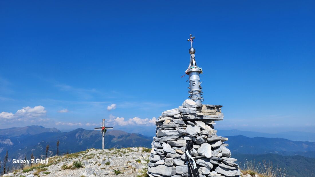 Alla Scoperta delle Vette: Cima Saben e Cima PissousaCima Saben con croce di vetta e cippo 