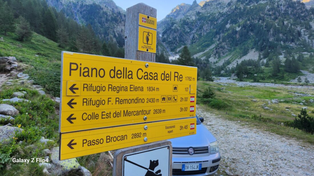 Sentiero N11 per Rifugio Remondino Pirme indicazioni del sentiero per il Rifugio Remondino