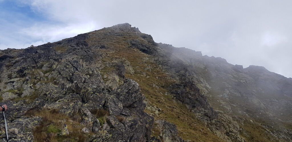 Percorso in cresta verso la cima del Latous