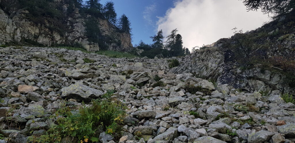 Il canale pietroso verso la cima del Latous