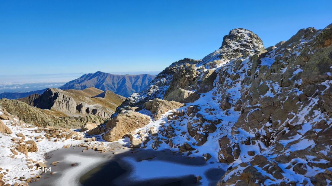 In lontananza la Bisalta. Vicino un laghetto e Rocca della Bastera - Escursione alla Cima Lago dell'Oro, Rocca della Bastera e Monte Chiamossero