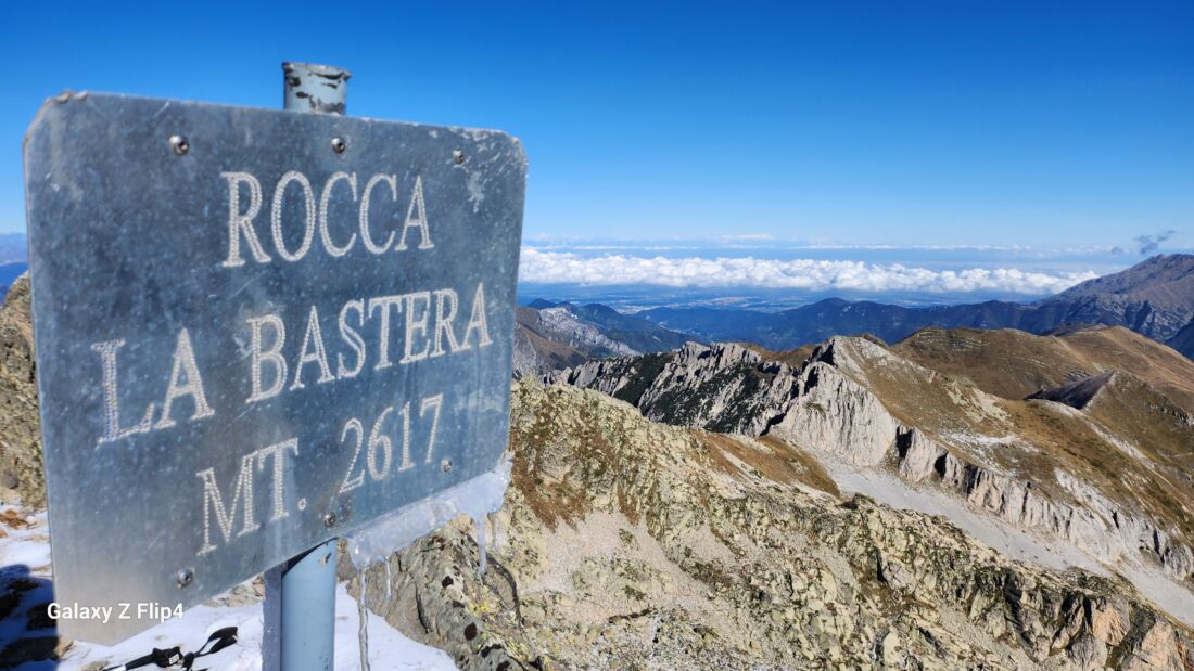 Escursione alla Cima Lago dell'Oro, Rocca della Bastera e Monte Chiamossero - Qui siamo sulla Rocca della Bastera