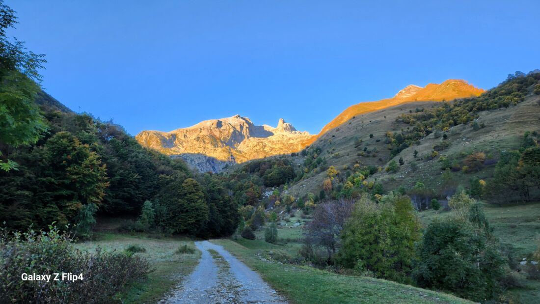 Strada sterrata oltre le piste da sci di Limonetto