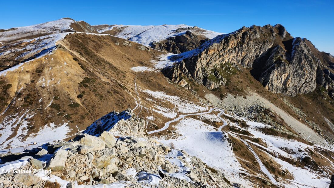 Cresta di discesa. A sinistra Rocca Negra- Escursione alle Rocce Ciarmetta e Rocca Negra