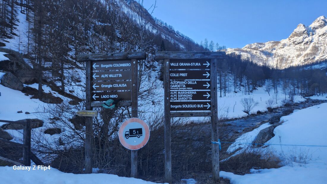 Ponte e paline segnaletice per il Colle del Preti ed Altopiano della Gardetta